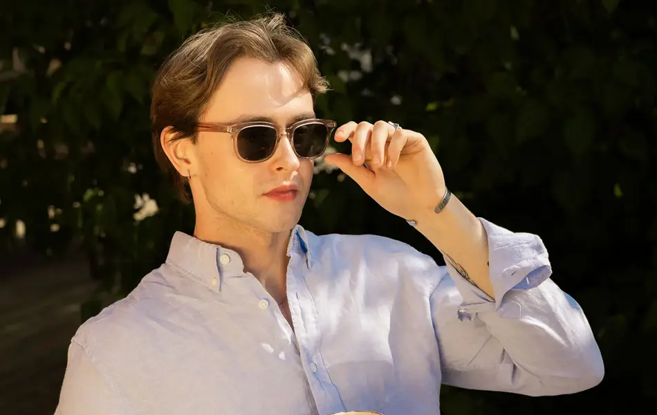 Mann som sitter og drikker en kopp kaffe