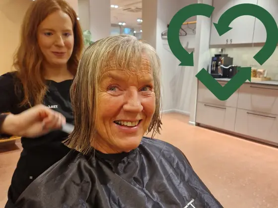 Kunde som donerer hår hos frisøren