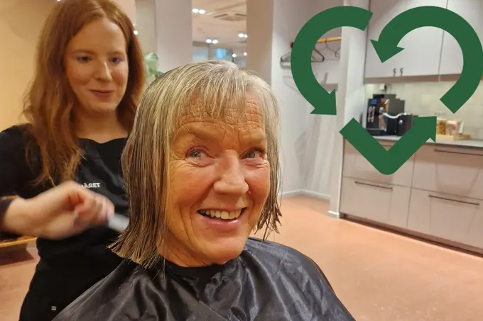 Kunde som donerer hår hos frisøren