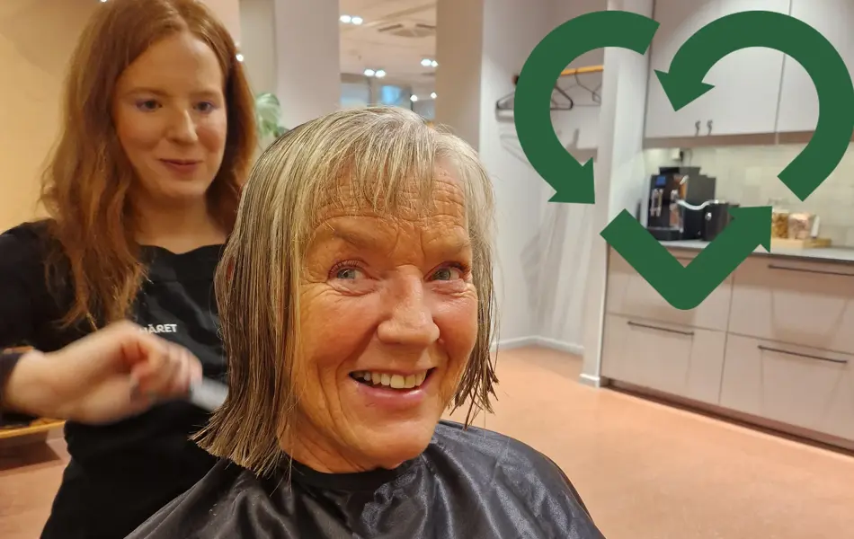 Kunde som donerer hår hos frisøren