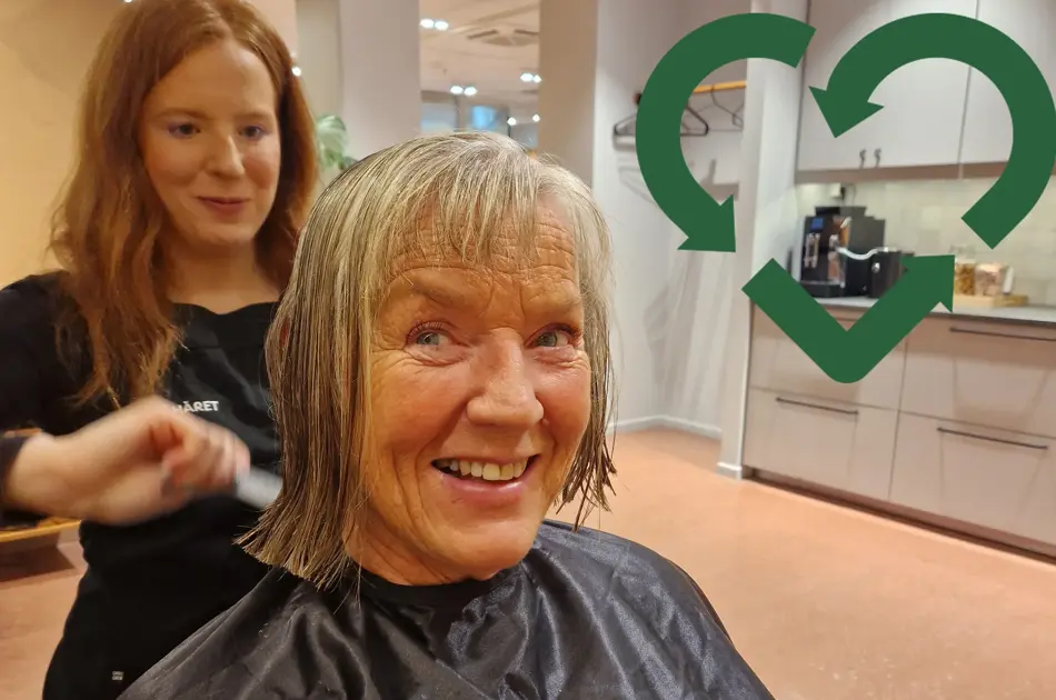 Kunde som donerer hår hos frisøren