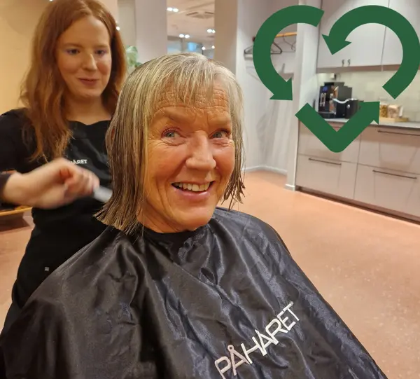 Kunde som donerer hår hos frisøren