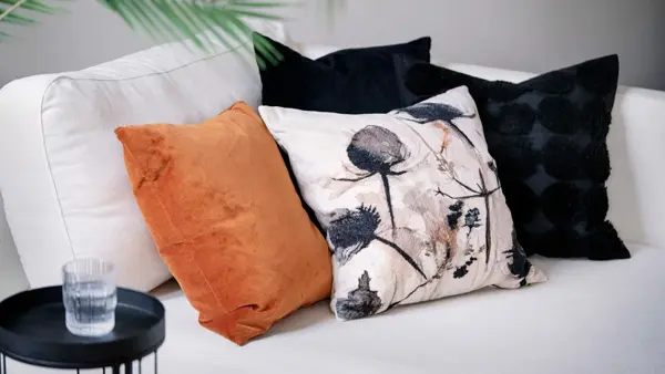 Sofa med puter