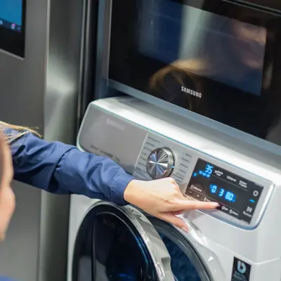 Jenter ser på vaskemaskin hos Elkjøp