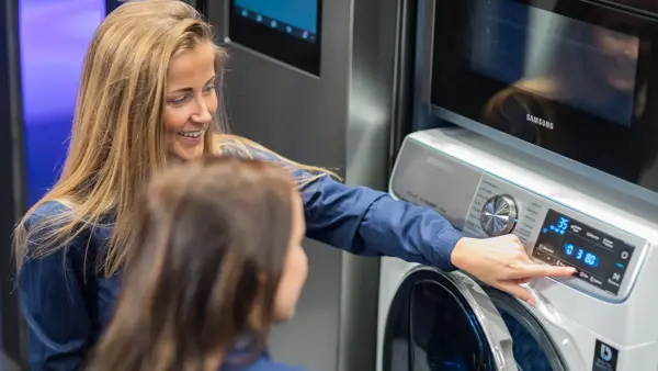 Jenter ser på vaskemaskin hos Elkjøp