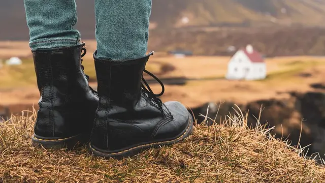 Nærbilde av svarte vintersko 
