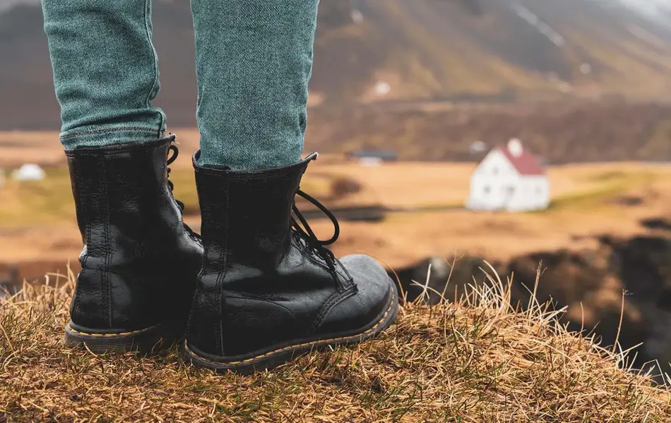 Nærbilde av svarte vintersko 
