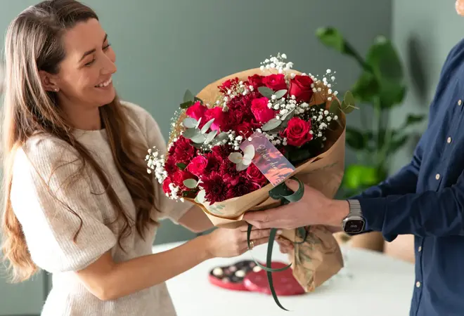 Mester Grønn_Rosebukett med brudeslør og krysantemum_kr650