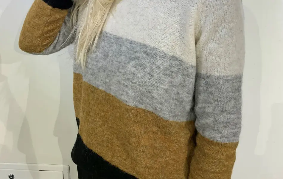 blond kvinne med stripete strikkegenser