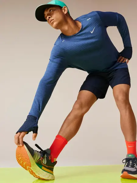 Mann som strekker seg