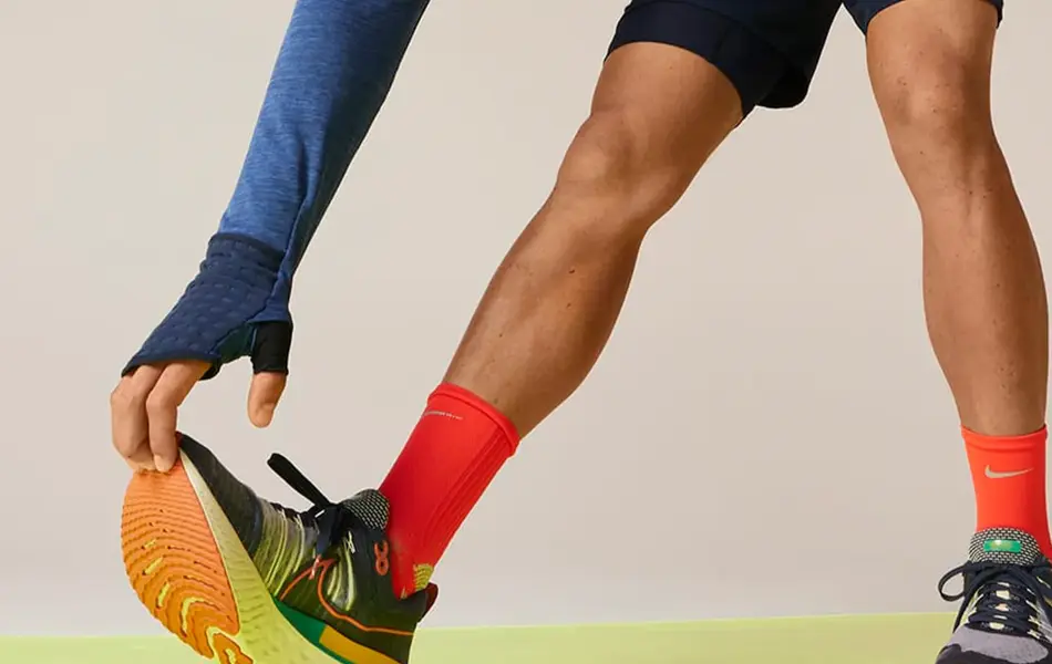 Mann som strekker seg