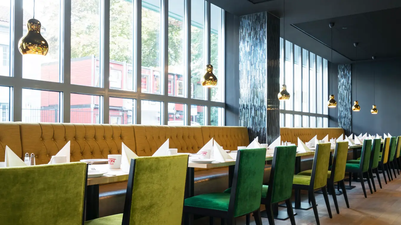 Bord og stoler i restaurant på Thon Hotel Orion i Bergen Sentrum