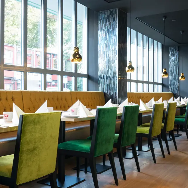 Bord og stoler i restaurant på Thon Hotel Orion i Bergen Sentrum