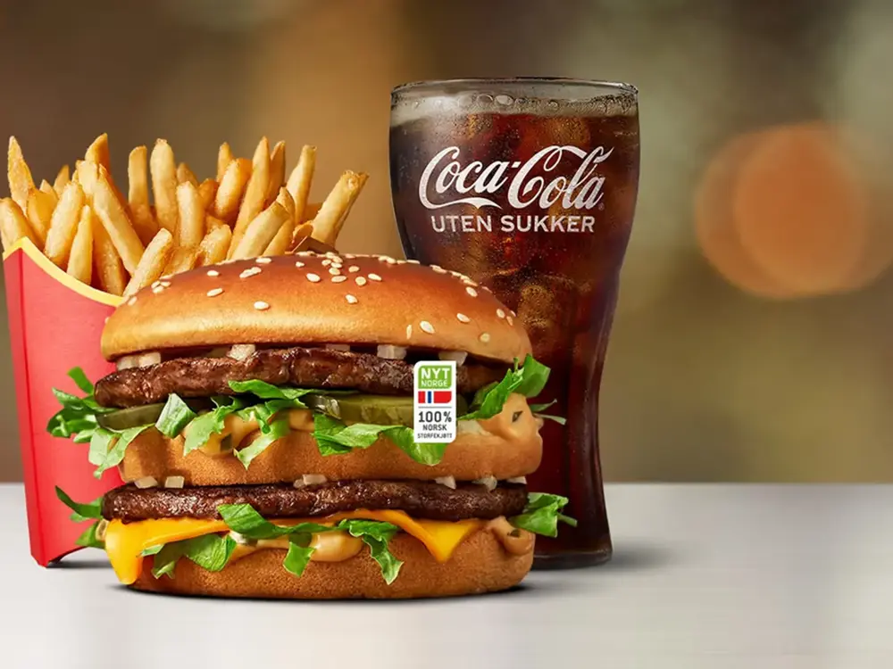 pommes frites, burger og et glass brus fra Mcdonalds
