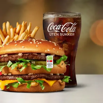pommes frites, burger og et glass brus fra Mcdonalds