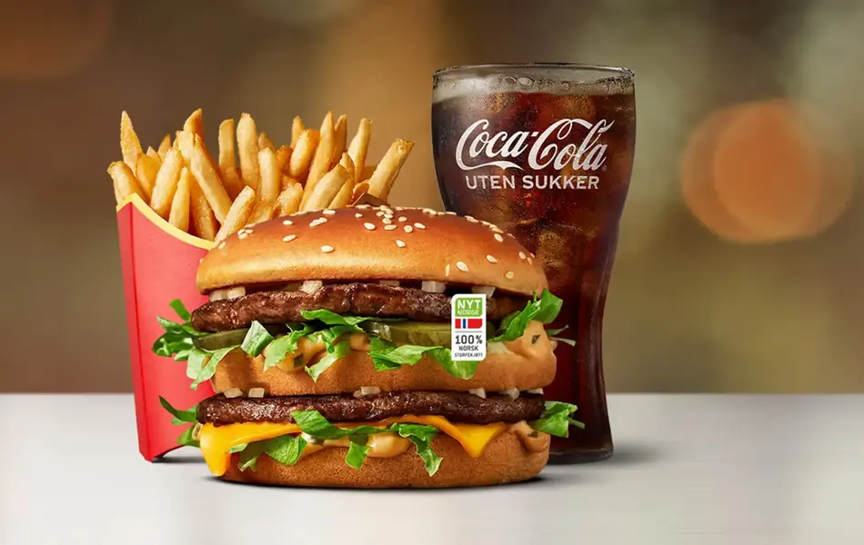 pommes frites, burger og et glass brus fra Mcdonalds
