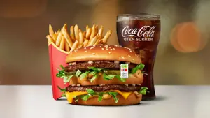 pommes frites, burger og et glass brus fra Mcdonalds