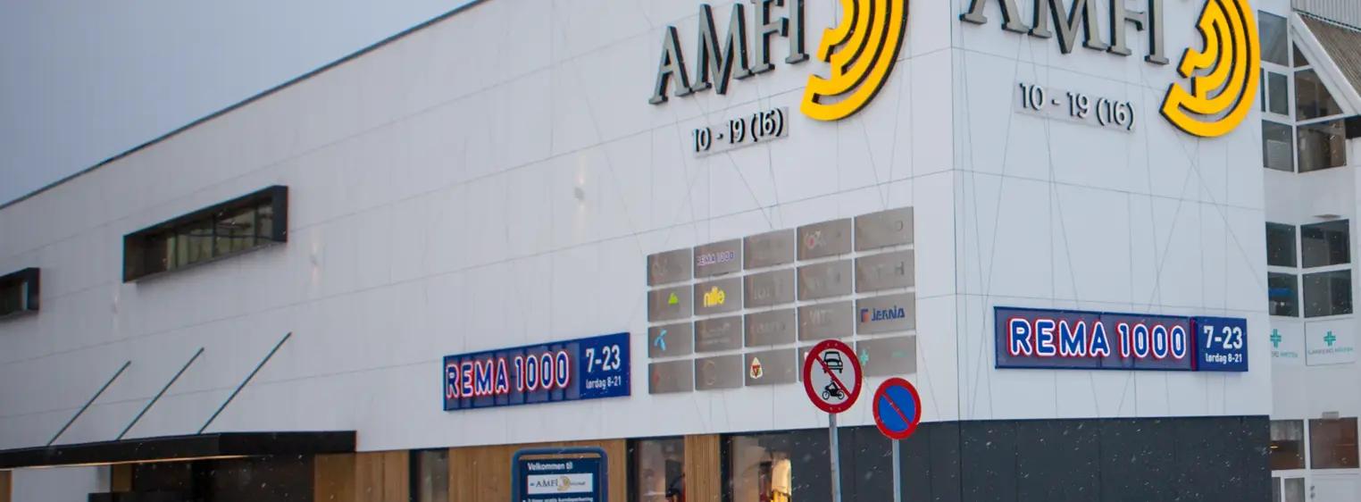 Fasadebilde av AMFI Florø med inngang