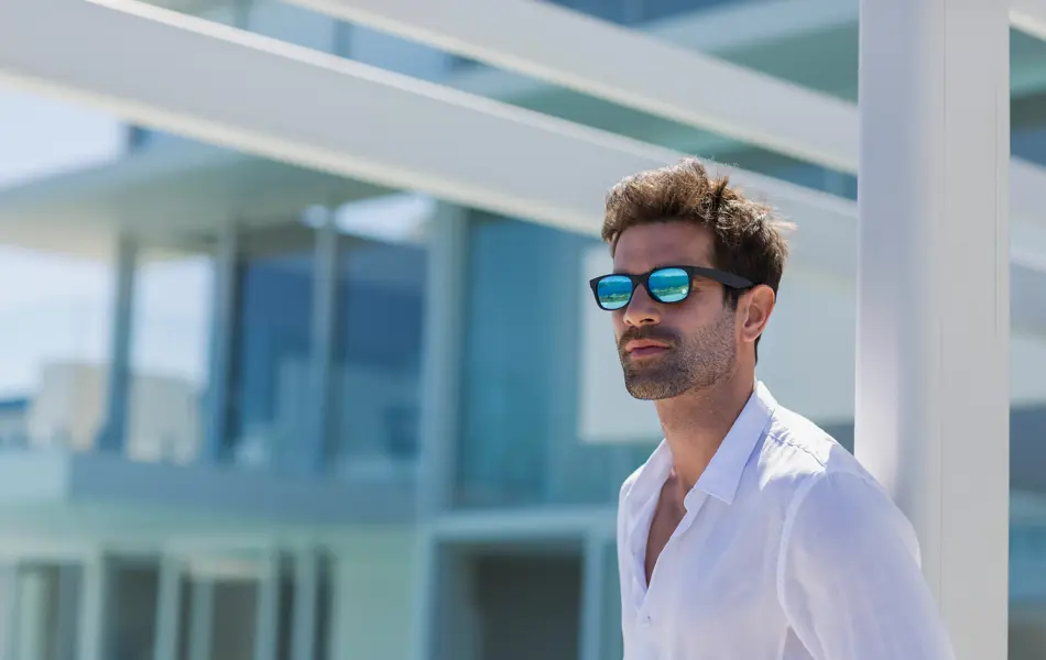 Mann i hvit linskjorte og solbriller i fint vær
