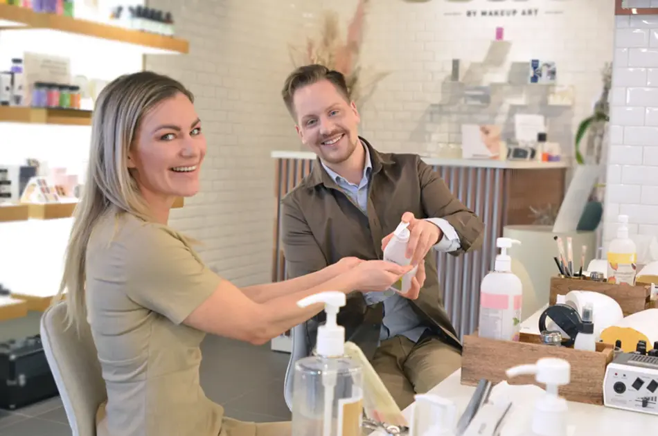 Jente og gutt sitter ved et bord sammen 