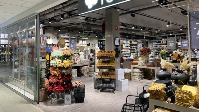 innendørs butikk med interiør