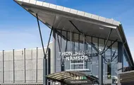 Fasadebilde av kjøpesenteret Thon Senter Namsos med Thon Senter logo.