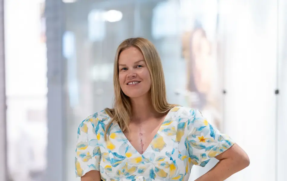 Dame i kort blomstrete kjole