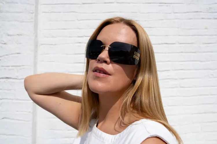 Damemodell med sorte avlange solbriller