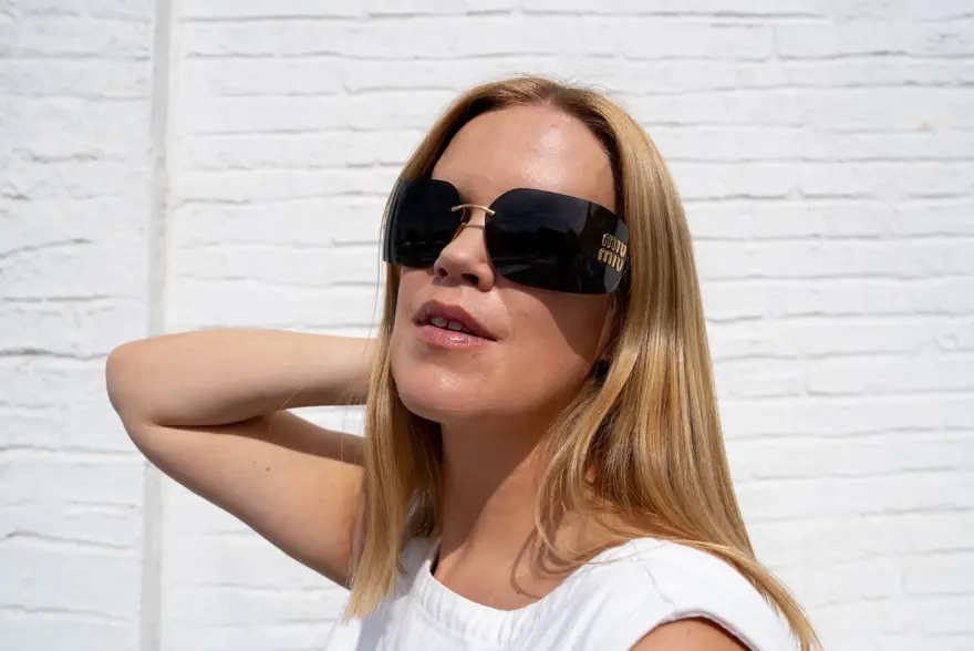 Damemodell med sorte avlange solbriller