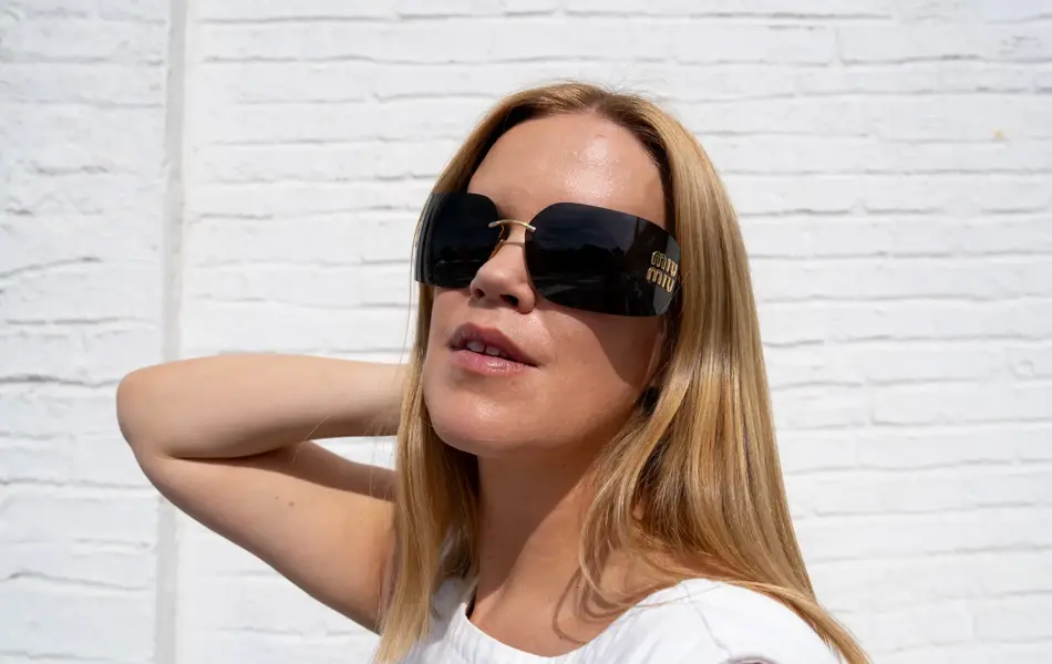 Damemodell med sorte avlange solbriller