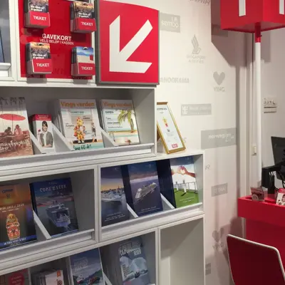 Skrivebord med stoler foran 