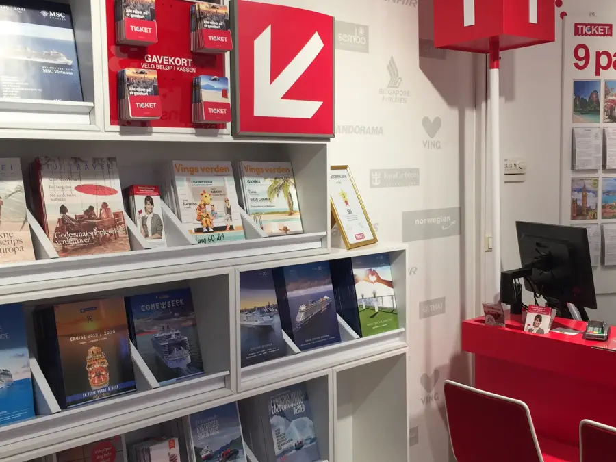 Skrivebord med stoler foran 