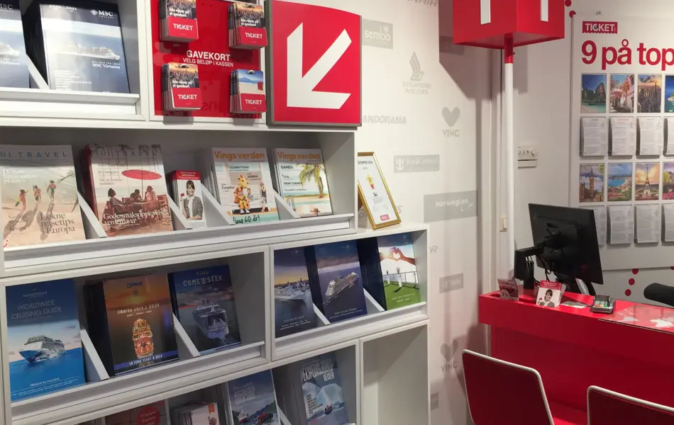 Skrivebord med stoler foran 