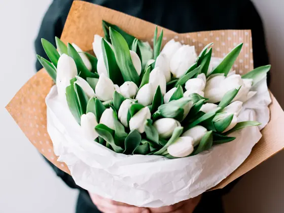 Nærbilde av blomsterbukett med tullipaner