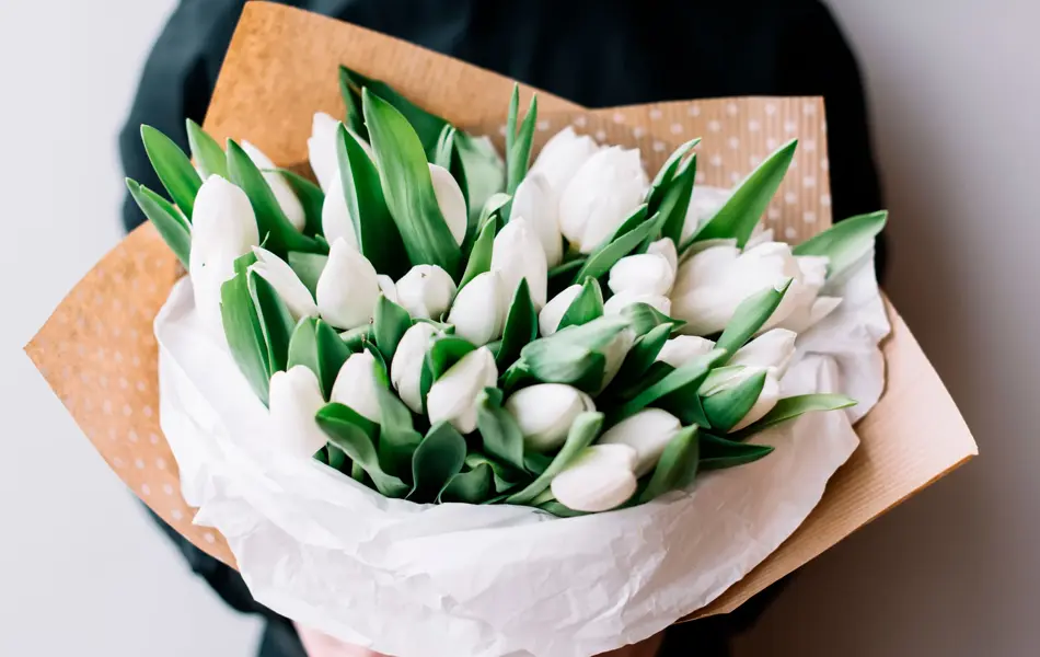 Nærbilde av blomsterbukett med tullipaner