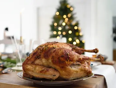 Stekt kalkun ligger på et bord