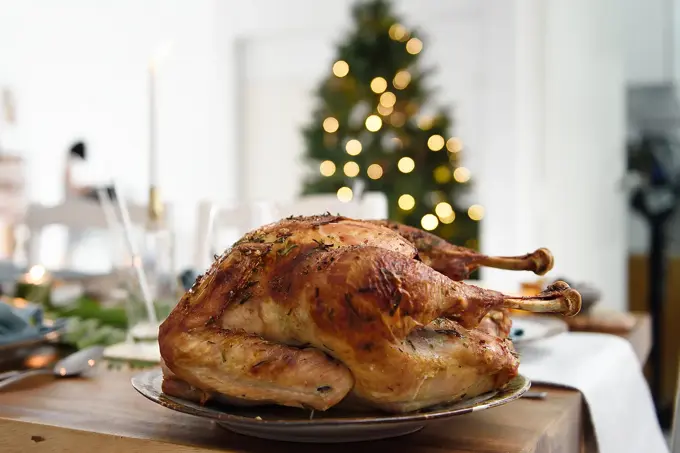 Stekt kalkun ligger på et bord