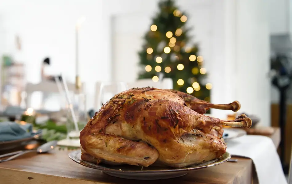 Stekt kalkun ligger på et bord