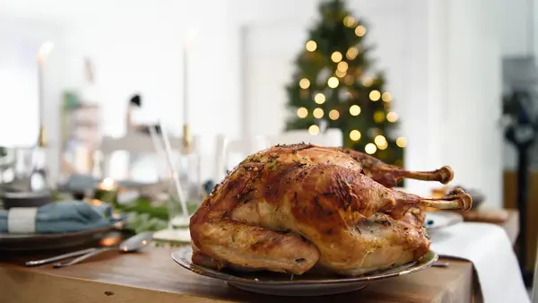 Stekt kalkun ligger på et bord
