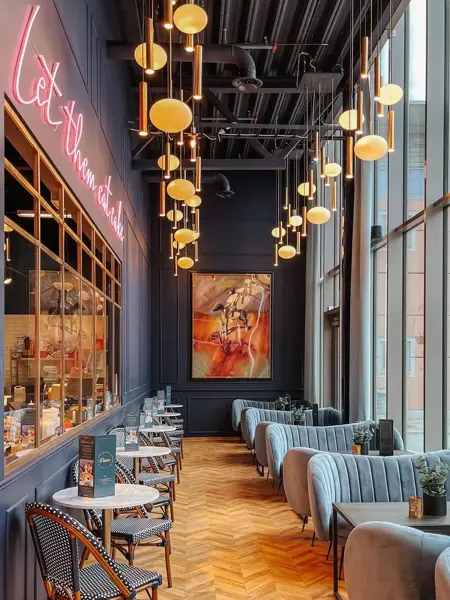 Valkers nye lokaler med blå sofaer og lekre lamper i taket 