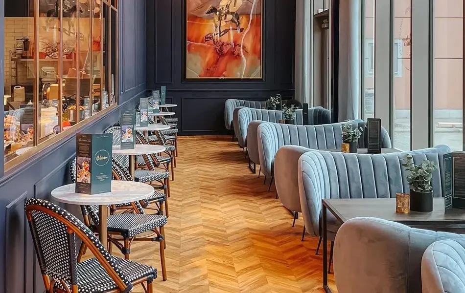 Valkers nye lokaler med blå sofaer og lekre lamper i taket 