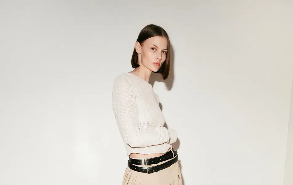 Dame som viser frem sko til kamera