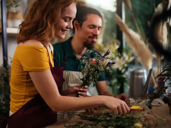 ansatte lager blomsterbuketter