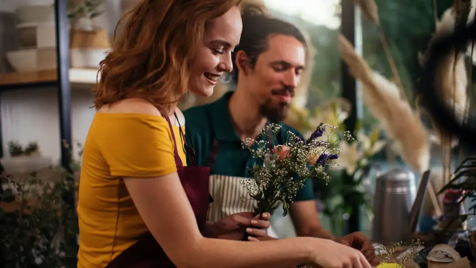 ansatte lager blomsterbuketter