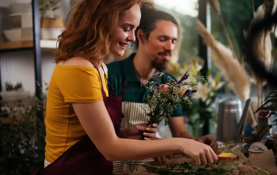ansatte lager blomsterbuketter