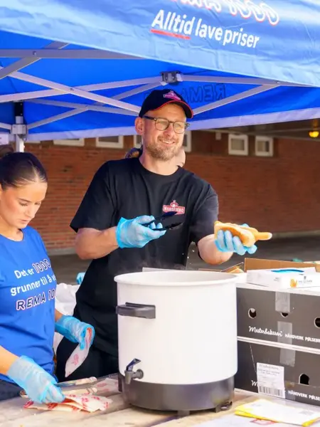 Vågsbygd-dagene amfi vågsbygd kjøpesenter årets kjøpesenter rema deler ut pølser
