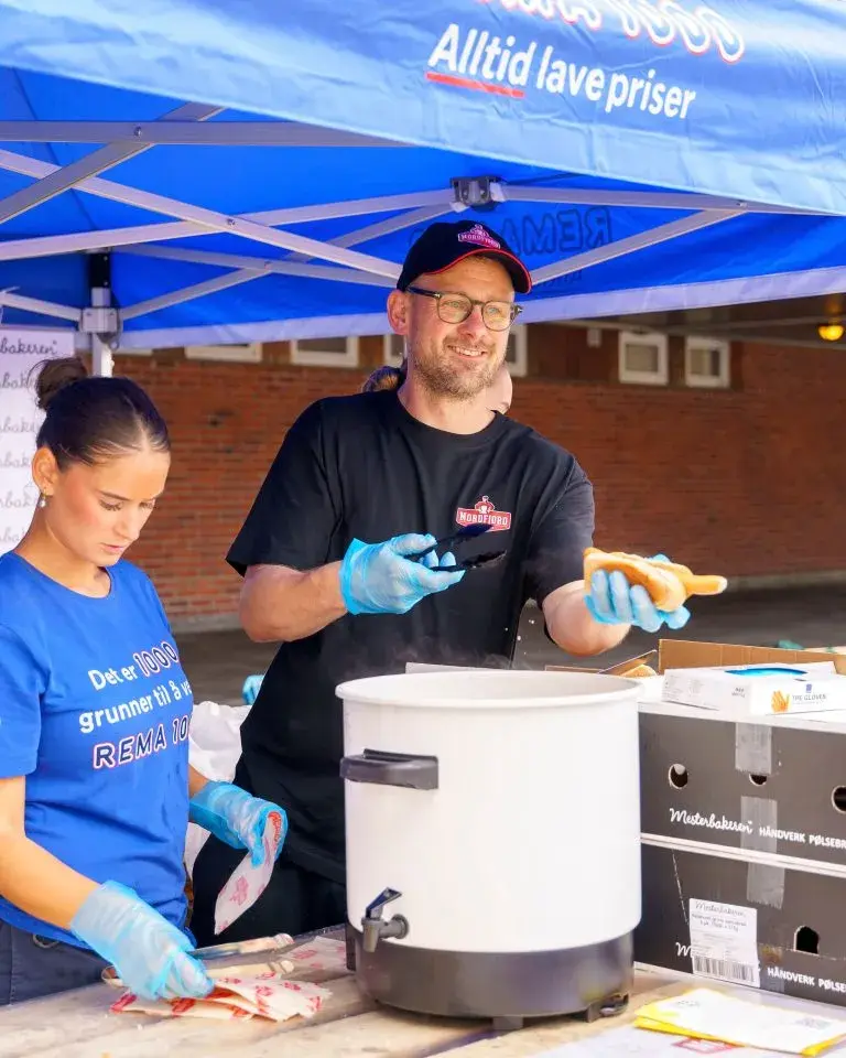 Vågsbygd-dagene amfi vågsbygd kjøpesenter årets kjøpesenter rema deler ut pølser