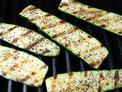 Zucchini skiver på en grill