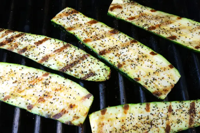 Zucchini skiver på en grill
