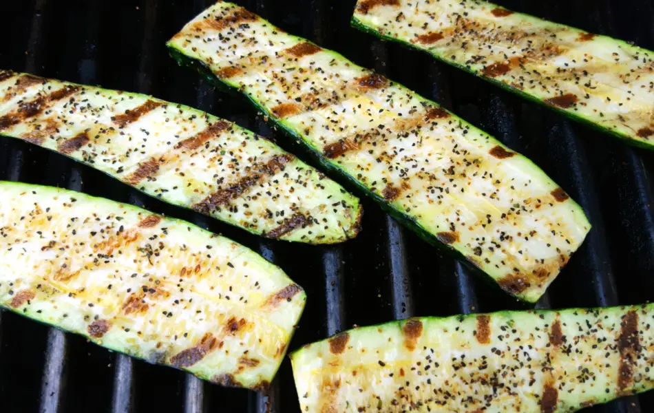 Zucchini skiver på en grill